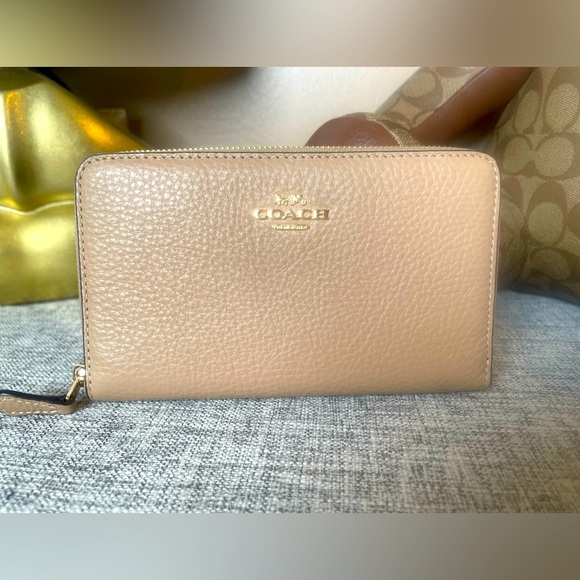 $99(NWT) Coach Medium ID Zip Wallet Pebble Leather - Picture 1 of 5